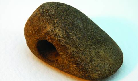 Kamena sjekira s rupom za nasad drške