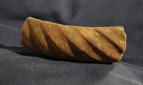 Dio ruba zdjele ukrašen kosim kanelurama, Pogorišče 