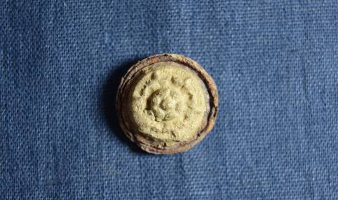 Metalna ukrašena aplikacija za odjeću, laten (?)