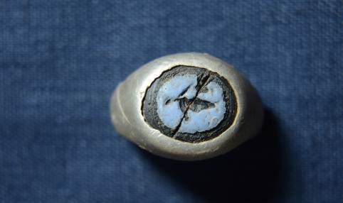 Srebrni prsten s prikazom božanstva Bonus Eventusa