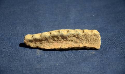 Ulomak ruba posude ukrašen utiskivanjem po rubu.