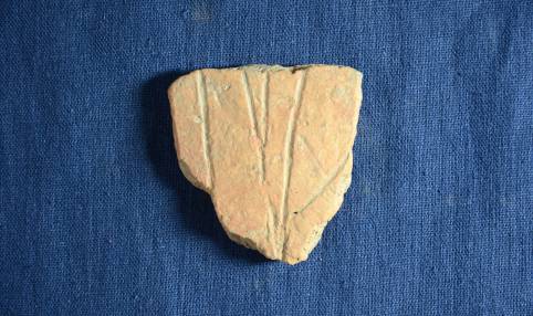 Ulomak tijela posude ukrašen urezivanjem.