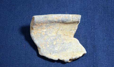 Ulomak ruba lonaca izvučenog ruba.