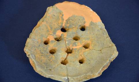 Gornji perforirani dio prijenosnog ognjišta.