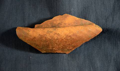 Ulomak trbuha lonca ukrašen kosim kaneliranjem. 