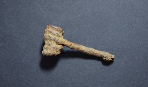 Oštećena željezna fibula  