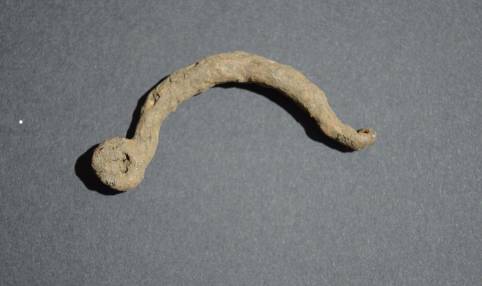 Oštećena željezna fibula 