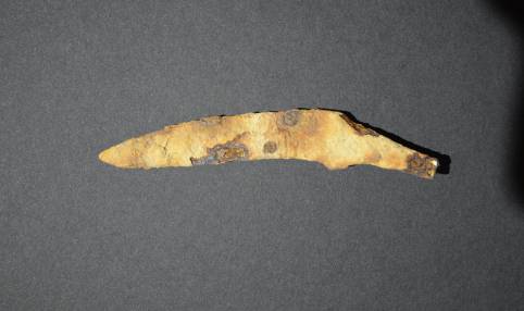 Nož s kraćim trnom za nasad drške