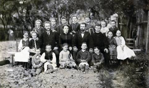 Učiteljstvo obće dječačke i djevojačke škole u Sv. Ivanu Zelini godine 1884.