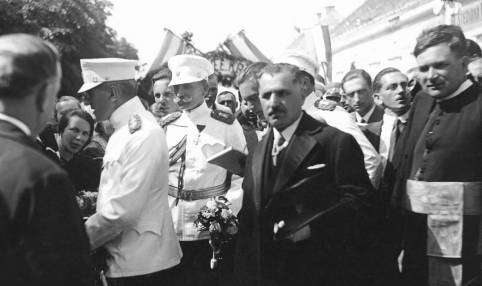 Kralj Aleksandar Karađorđević na središnjem trgu u Zelini