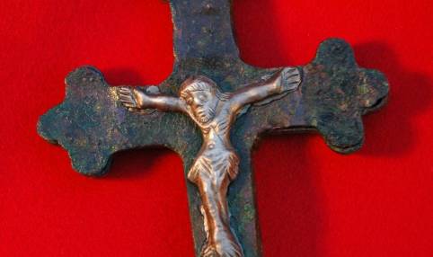 Križ-pektoral sa srebrnom figurom raspetog Krista, 14./16. stoljeće